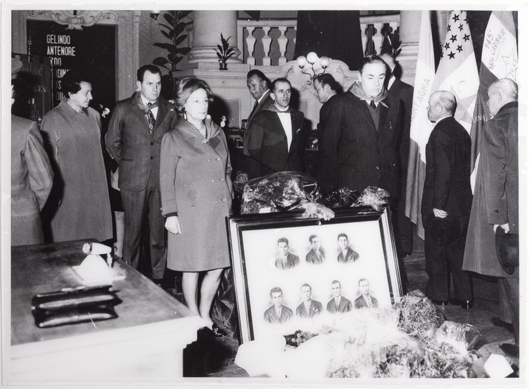 Gattatico-Reggio Emilia, 27-30 marzo 1970, Funerali di Alcide Cervi, camera ardente di Alcide nella Sala del Tricolore di Reggio Emilia, picchetto d'onore